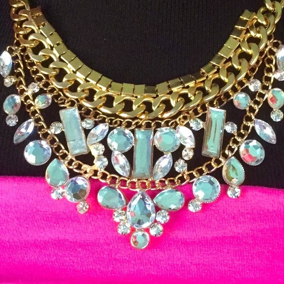 💖💎 Clear Rhinestone & Gold colored Bib Statement Necklace  🌸GUC🌸  💎💖 - Picture 6 of 16